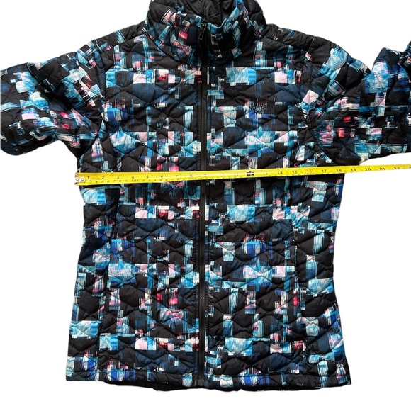 North Face Women’s Primaloft Thermoball jacket Multi Glitch Print Zip Up M LN - Picture 9 of 10